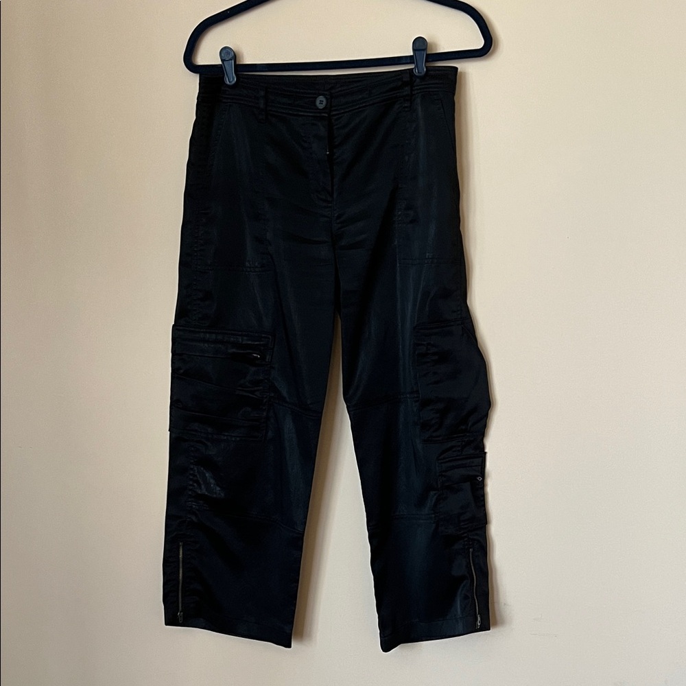 Womyn cropped black cargo pants size 2